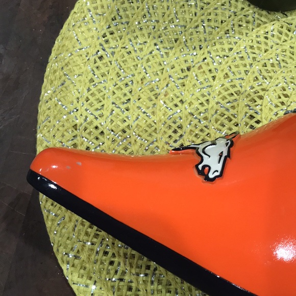 Bronco Logo, Orange w/Black & Rhinestone Trim High Heel 👠 Wine Bottle Holder - Picture 5 of 10